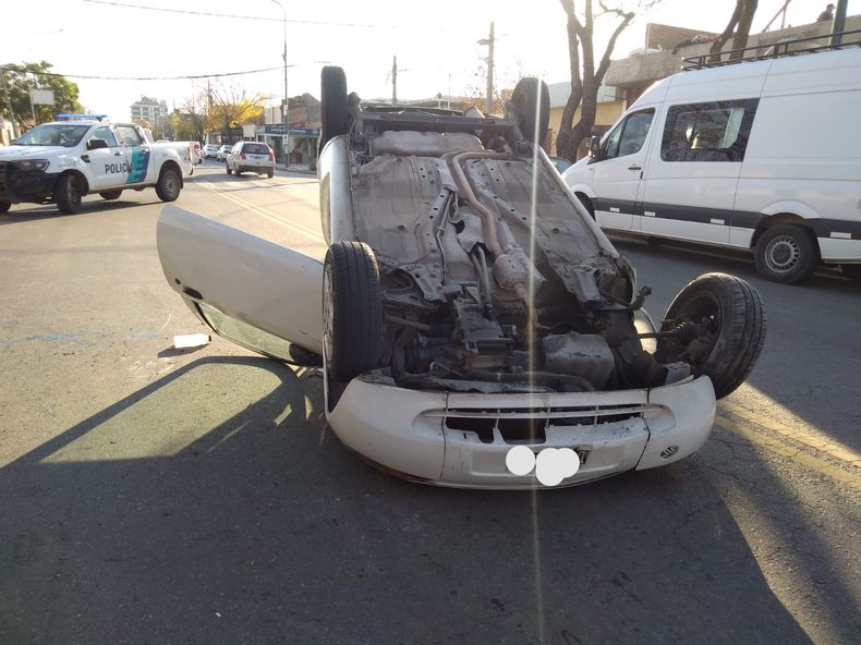 La avería en el tren delantero habría provocado que la conductora no lograra controlar el vehículo y volcó en plena avenida Rocha.
