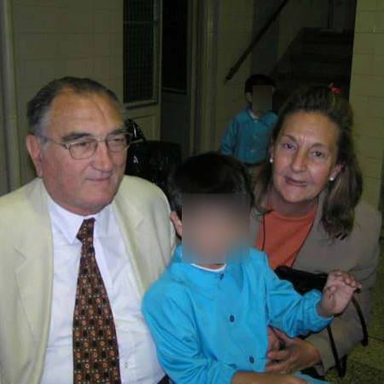 Jorge Young y Stella Perretta en una foto doméstica junto a dos de sus nietos.