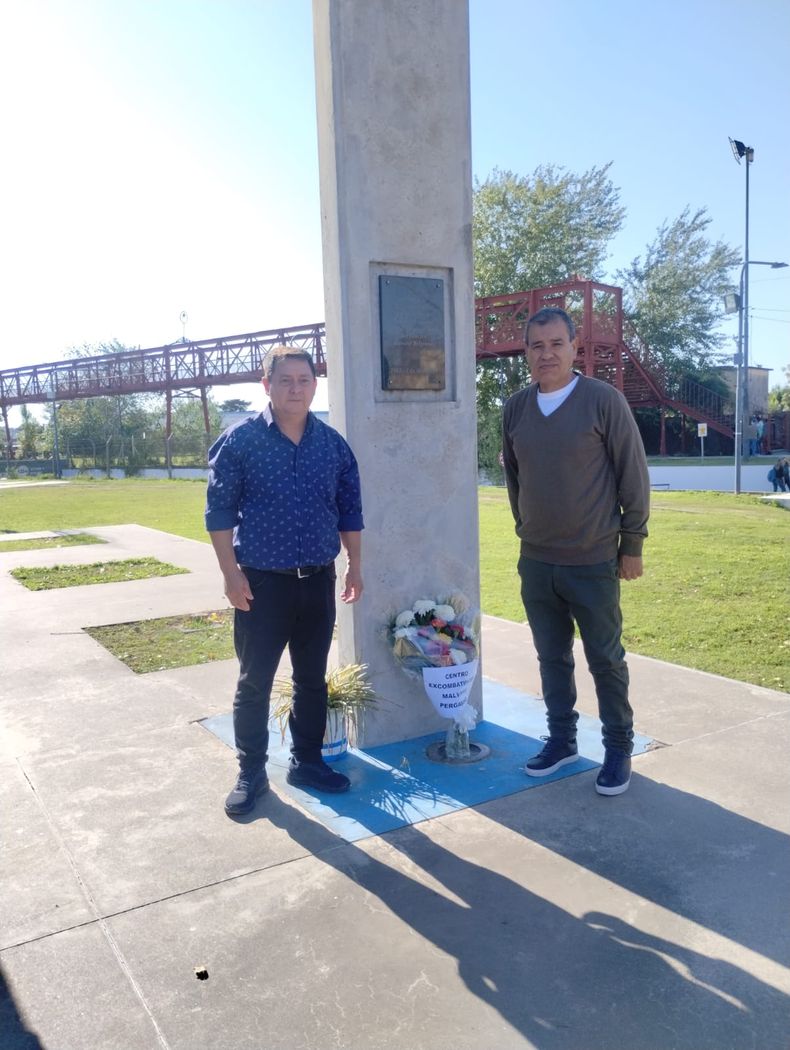 Familiares de Eduardo Tomás Silva ubicaron una ofrenda floral.
