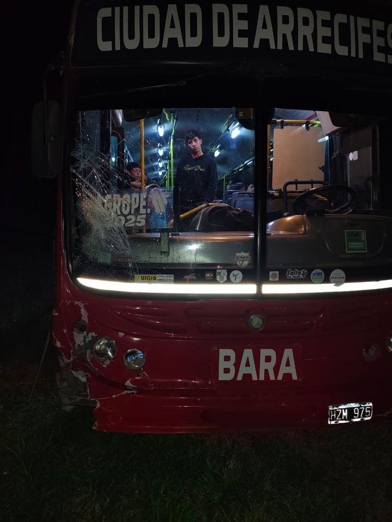 En el colectivo viajaba un plantel de fútbol de Arrecifes.