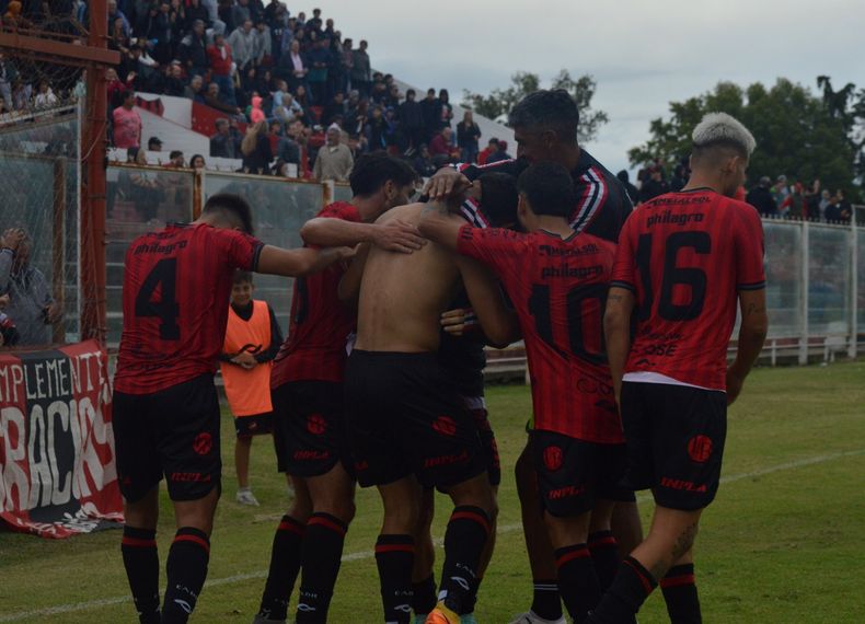 El festejo del segundo gol de Douglas Haig, que liquidó el partido cerca del final.