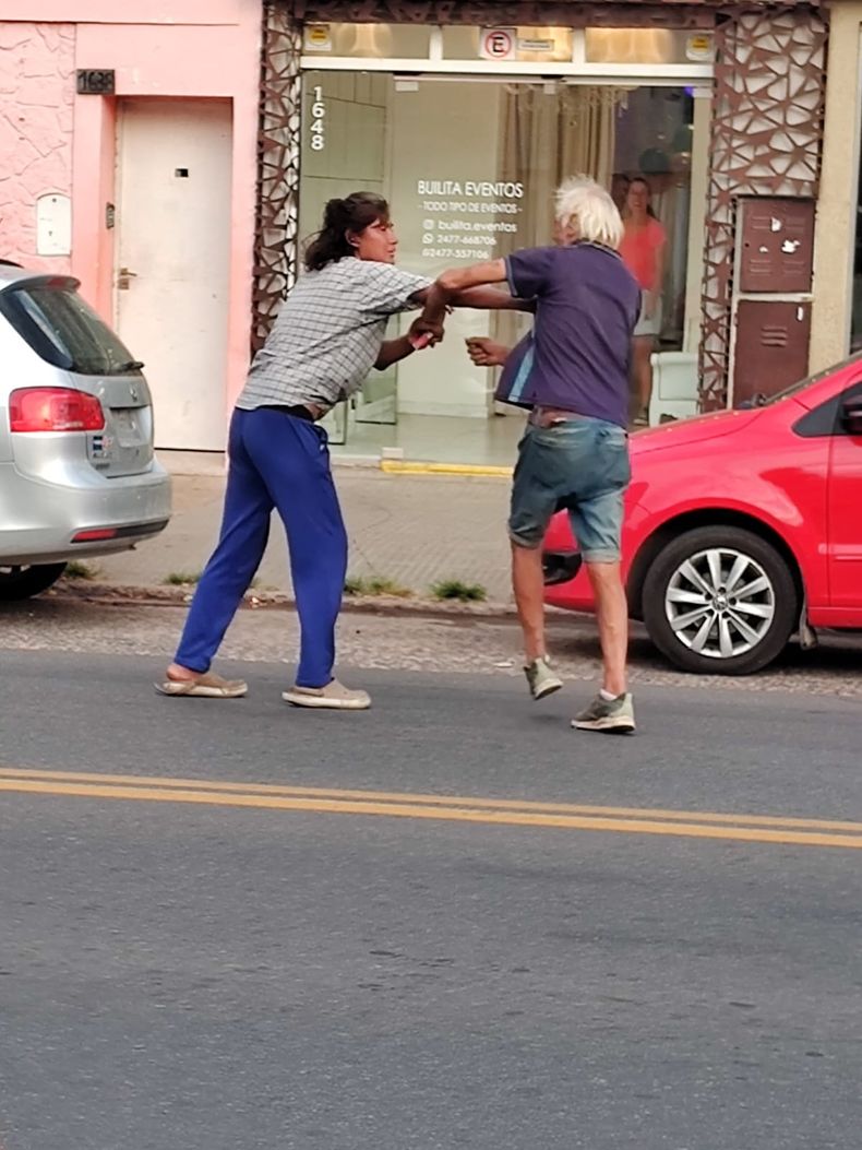 Los sujetos se pelean con frecuencia en la calle o en la vereda generando caos y preocupación entre comerciantes, transeúntes y automovilistas.