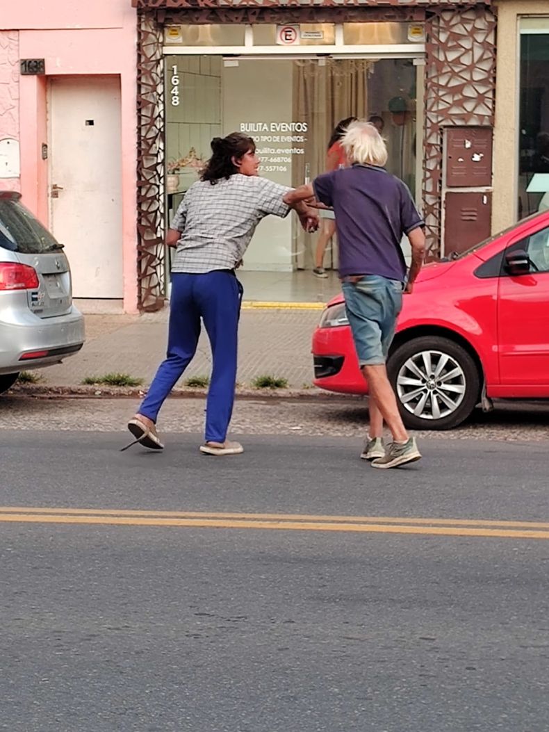 Los sujetos se pelean con frecuencia en la calle o en la vereda generando caos y preocupación entre comerciantes, transeúntes y automovilistas.