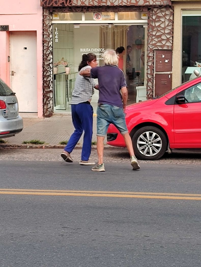 Los sujetos se pelean con frecuencia en la calle o en la vereda generando caos y preocupación entre comerciantes, transeúntes y automovilistas.