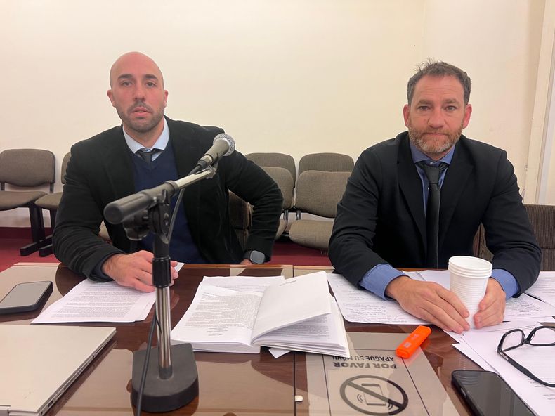 German Brescovich y Joaquin Fraga, los abogados colonenses encargados de la defensa penal del adulto mayor acusado de los abusos sexuales.