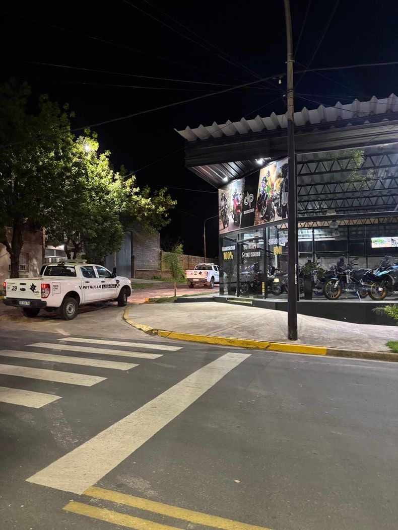La alarma por un presunto robo se activó y generó el despliegue de móviles de Patrulla Urbana municipal y de la Policía al local de ventas de motos de avenida Marcelino Ugarte y Baradero en la madrugada de este jueves.