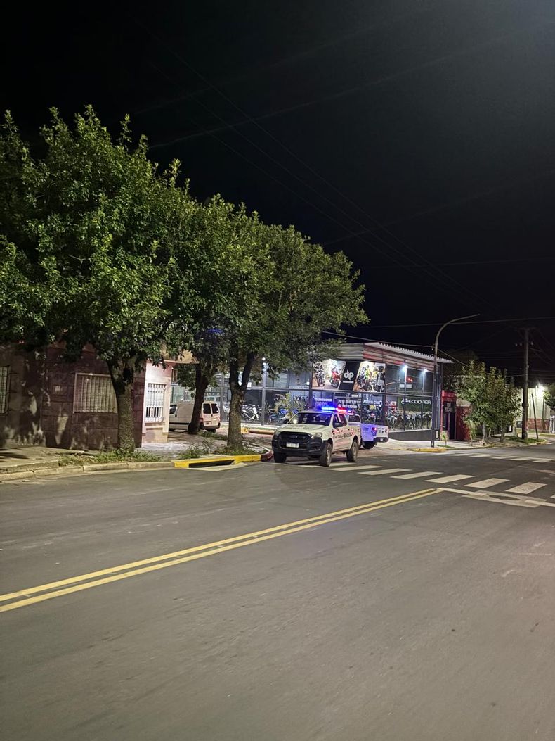 La alarma por un presunto robo se activó y generó el despliegue de móviles de Patrulla Urbana municipal y de la Policía al local de ventas de motos de avenida Marcelino Ugarte y Baradero en la madrugada de este jueves.