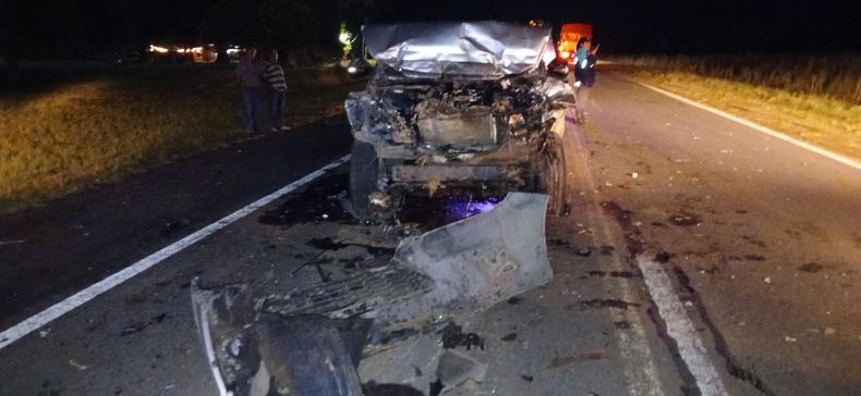 La Toyota Hilux evidencia el impacto en su parte frontal al embestir la parte trasera del acoplado del camión que circulaba en su mismo sentido.