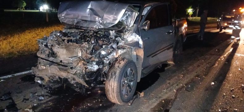 La Toyota Hilux evidencia el impacto en su parte frontal al embestir la parte trasera del acoplado del camión que circulaba en su mismo sentido.