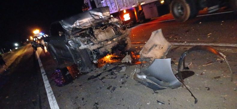 La Toyota Hilux evidencia el impacto en su parte frontal al embestir la parte trasera del acoplado del camión que circulaba en su mismo sentido.