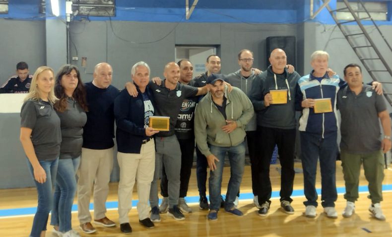 Los homenajeados junto a dirigentes y colaboradores del club Argentino.