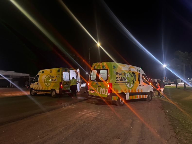 Hospitalizaron a los conductores de dos motos que chocaron en la ruta 8 en la noche de este viernes.