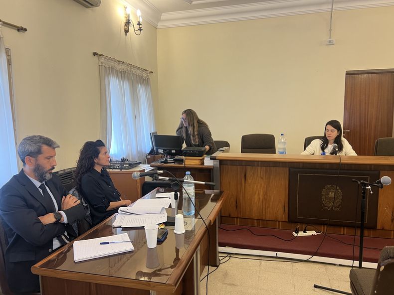 El fiscal Fernando D´Elío, acompañado de la instructora judicial María Virginia Pérez, llevan adelante la acusación fiscal.