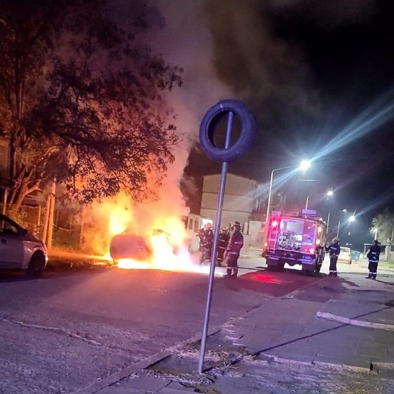 El incendio, presuntamente intencional, provocó daños considerables en la unidad.