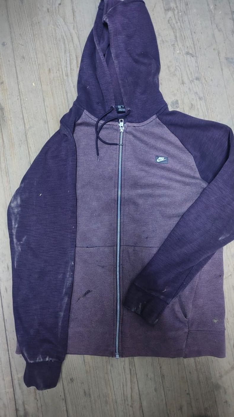 La campera de algodón con capucha utilizada al momento de ingresar a robar en el local que coinciden con los registros de las cámaras de seguridad que lo filmaron.