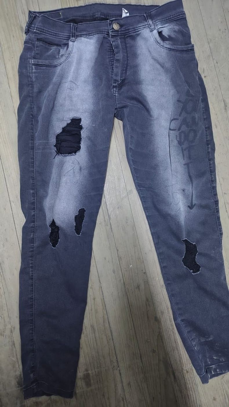 El pantalón de jeans utilizado al momento de ingresar a robar en el local que coinciden con los registros de las cámaras de seguridad que lo filmaron.