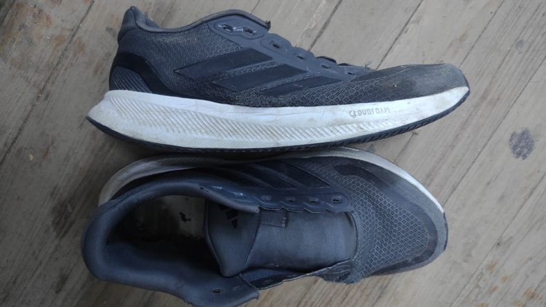 Las zapatillas utilizadas al momento de ingresar a robar en el local que coinciden con los registros de las cámaras de seguridad que lo filmaron.