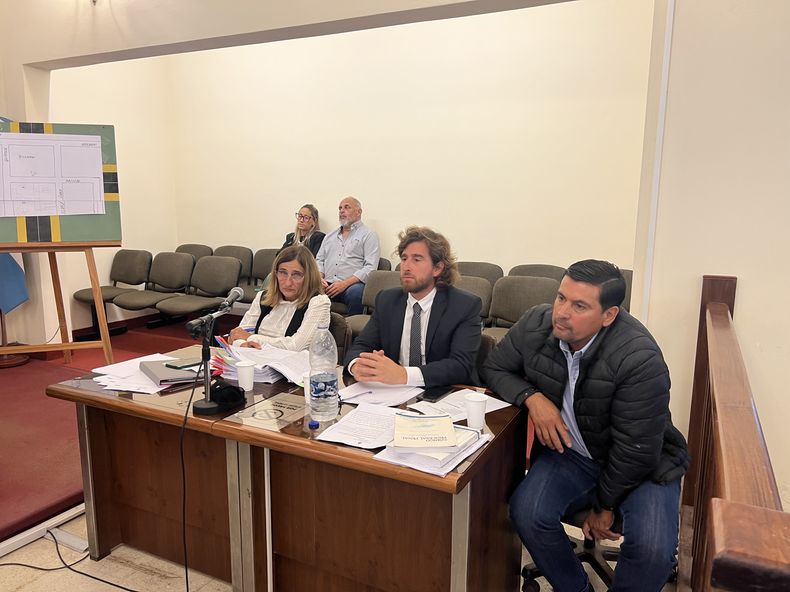 Los abogados de la defensoría oficial Laura Vignaroli y Nicolás Cura junto al acusado Hugo Gorvalán.