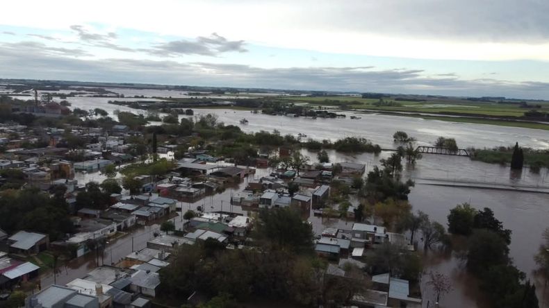 En Salto, el agua empezó a retroceder y algunas personas pudieron regresar a sus hogares.