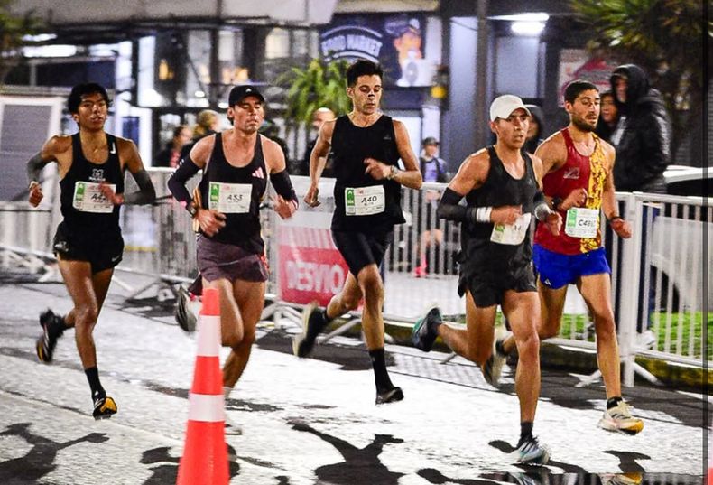 Ivo Tapia en el pelotón de punta de la competencia de 10 kilómetros en Mar del Plata.