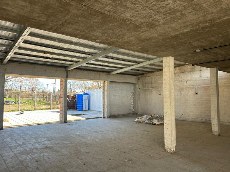La construcción se emplaza en un terreno ubicado en Güiraldes y Yapeyú del barrio Kennedy.