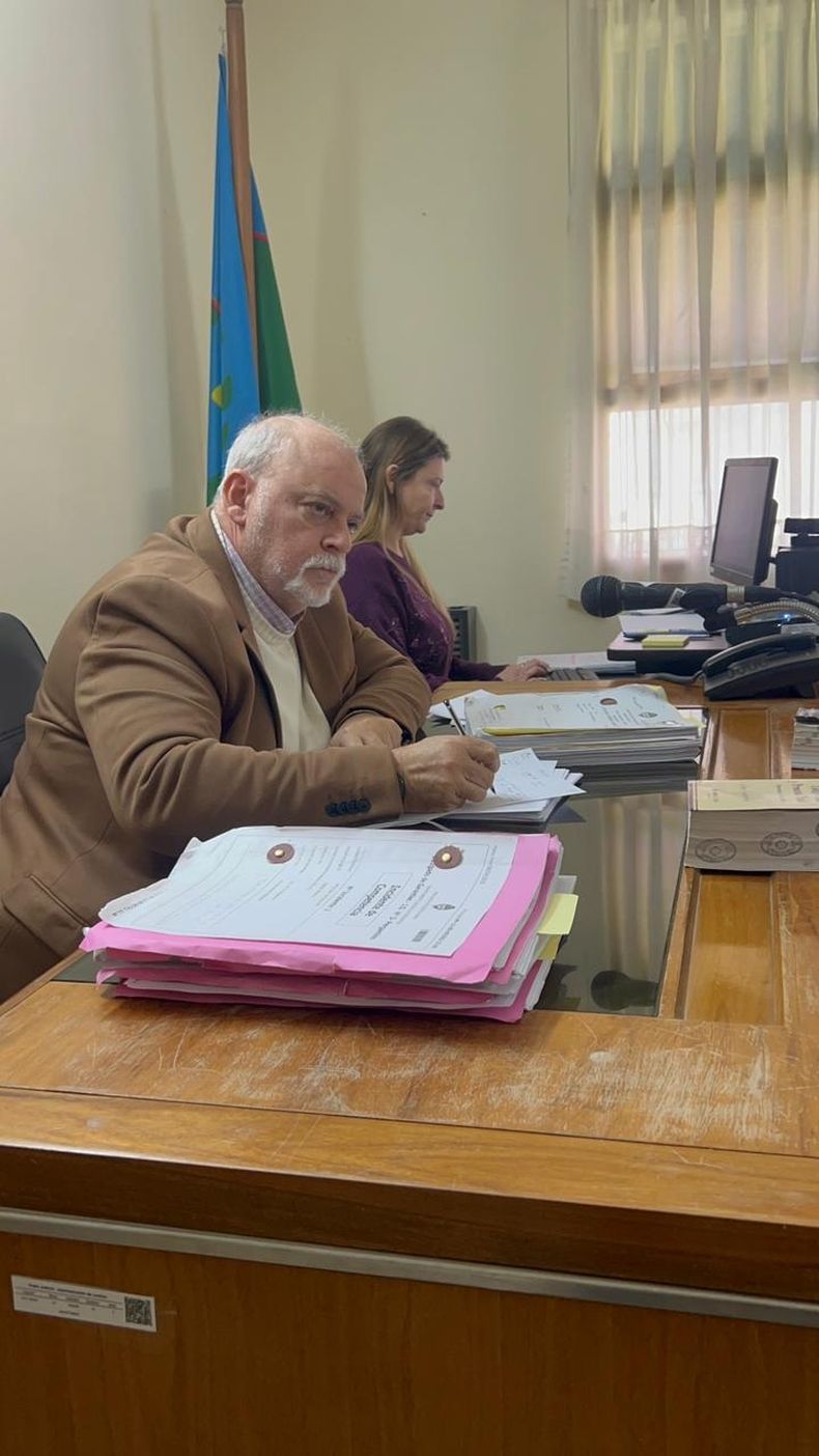 El juez Carlos Picco interrumpió la audiencia, aceptó que se excusara el abogado de seguir con su defensa y se debe fijar una nueva audiencia.