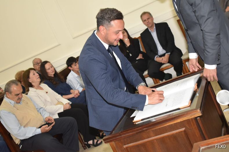 El fiscal Fraancisco Furnari fue uno de los colegas de la magistratura que firmaron el acta de jura del flamante fiscal Juan Tomás Godoy.