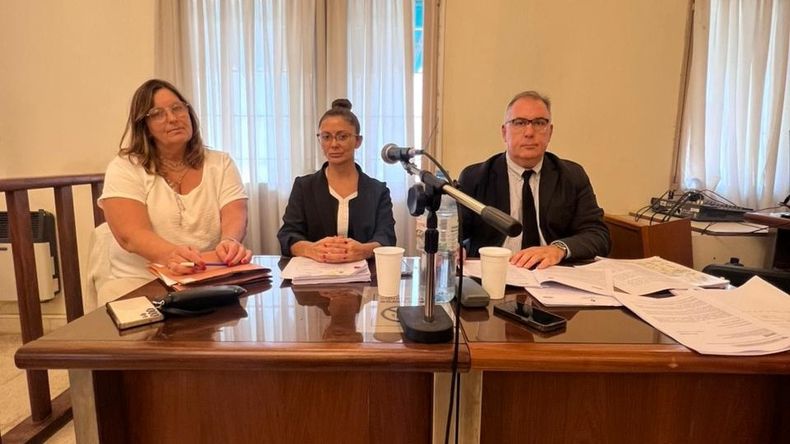 La acusación en el juicio oral, de izquierda a derecha: la abogada querellante Laura Abal, la instructora judicial María José Suárez y el fiscal Nelson Mastorchio.