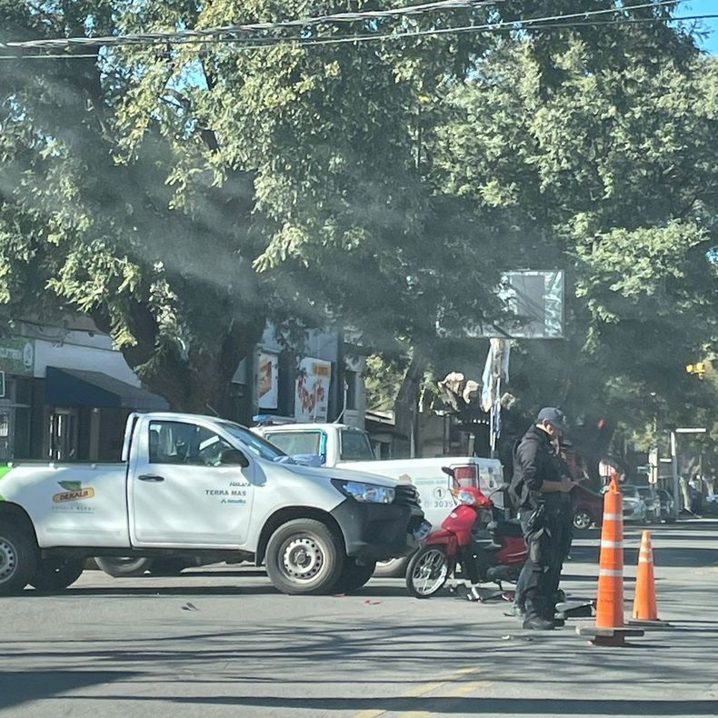 La camioneta se disponía a atravesar la avenida Yrigoyen y la moto se desplazaba por el carril de la avenida Yrigoyen.