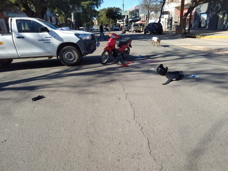 La moto se desplazaba por el carril este - oeste de la avenida Yrigoyen y la picK up se disponía a atravesar dicha arteria por calle Ecuador, de norte a sur.