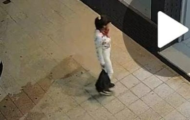 La mujer quedó identificada con nitidez por los registros de las cámaras de seguridad.