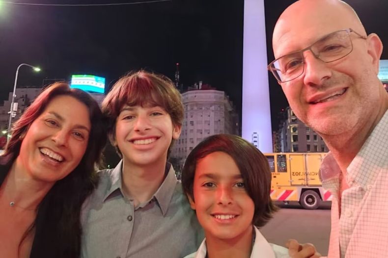 Laura Leguizamón, Adrián Seltzer y los hijos de ambos.