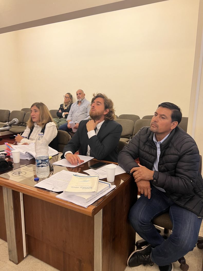 En la derecha de la imagen Hugo Gorvalán acompañado de los abogados de la defensoría oficial Nicolás Cura y Laura Vignaroli.