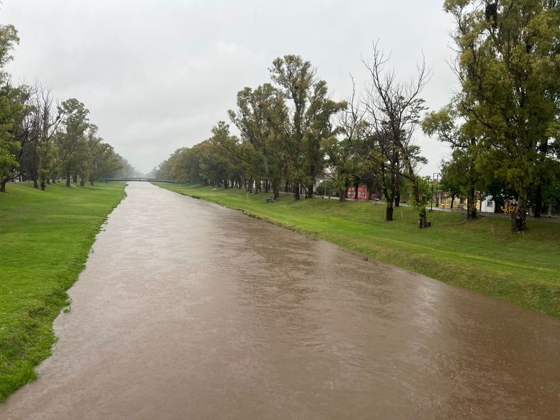 Arroyo Pergamino en la mañana lluviosa de este viernes 24 de octubre de 2025.