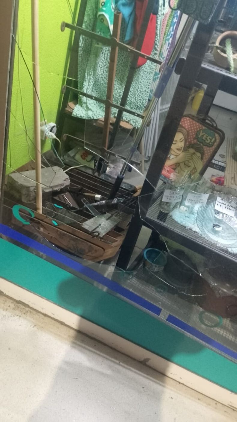 Rompieron el vidrio e ingresaron al comercio a sustraer dinero.