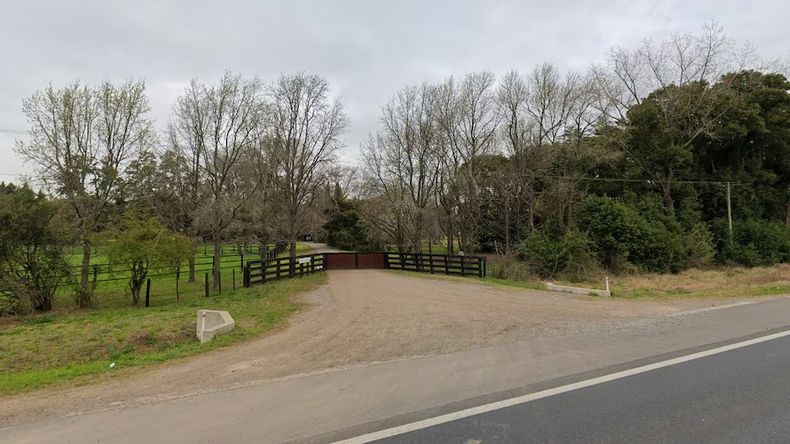 Los cuerpos aparecieron dentro de un auto en las inmediaciones de un haras.