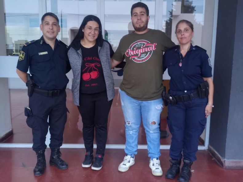 Los efectivos que auxiliaron al bebé junto a los padres en el Hospital San José.