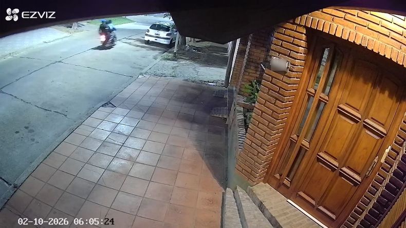 Los ladrones pasaron montados a una moto a las 6:05 por San Luis y las Vías.