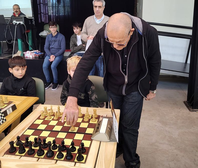 Francisco Bono realizando la movida inicial de la primera fecha del Circuito