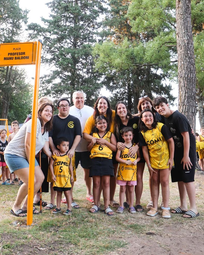 Los familiares de Manu Baldoni participaron de la actividad en la que se descubrió el nombre de la plaza de juegos infantiles del campo deportivo del Club Comunicaciones.