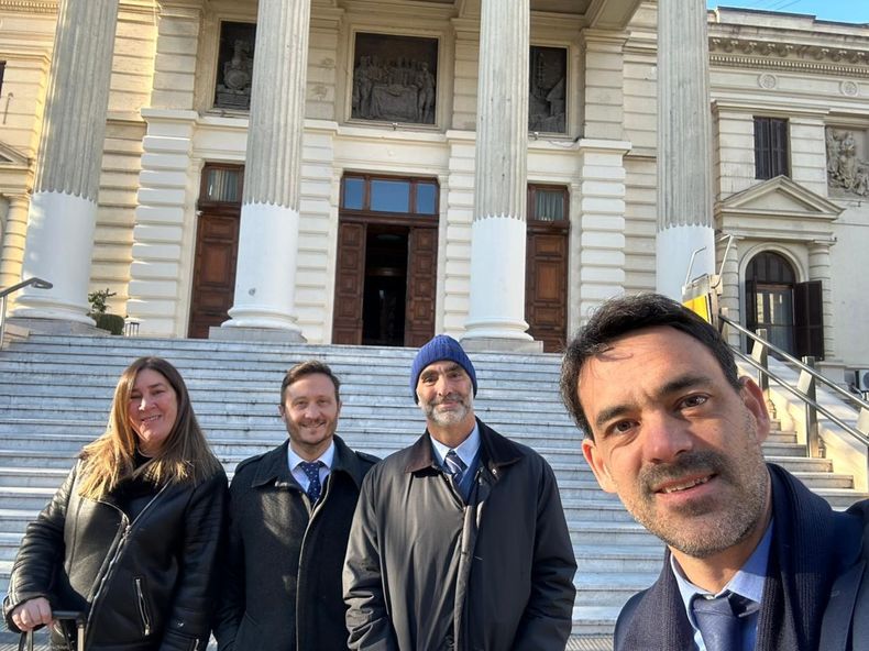 En modo selfie: Mariángeles Villaba, Pedro Zanardi, Pablo Santamarina y Juan Tomás Godoy el martes de esta semana al participar de la entrevista en la Legislatura bonaerense.