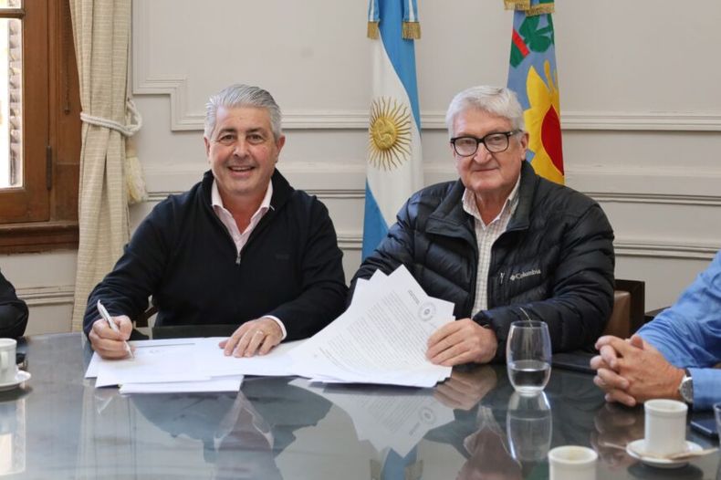El intendente Javier Martínez junto al presidente de la Clínica Pergamino, Esteban Ramella.
