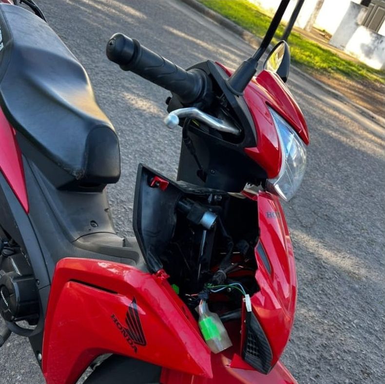 Motocicleta Honda Wave roja sustraída en calle Carpani Costa.