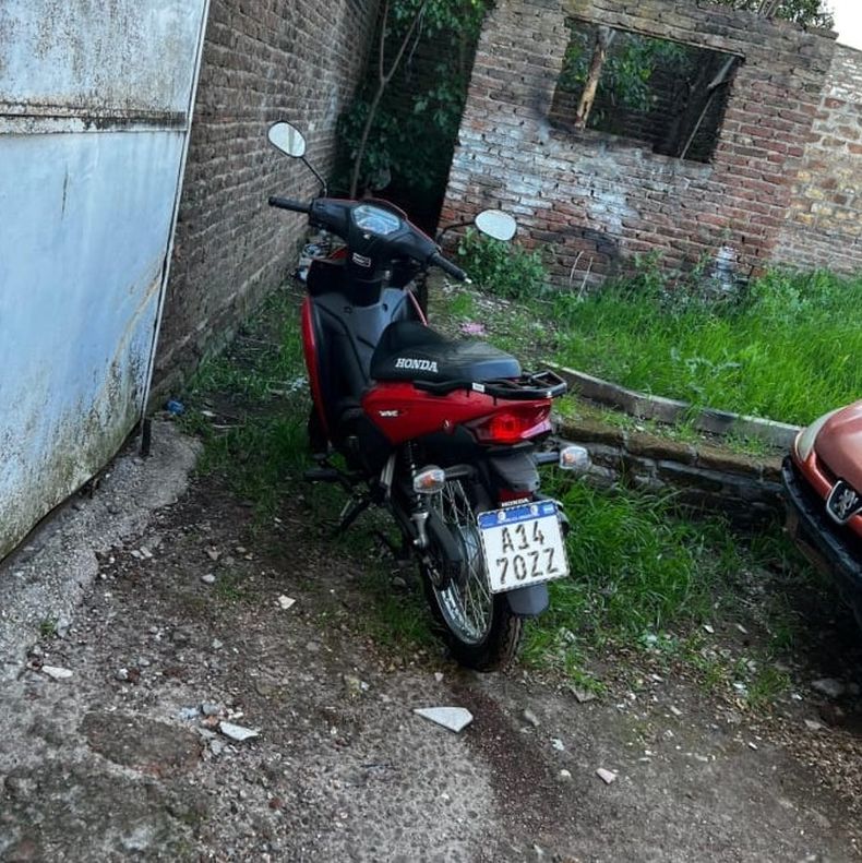 El sospechoso abandonó la motocicleta Honda Wave roja sustraída del taller mecánico al verse cercado por la Policía del Comando de Patrulla.