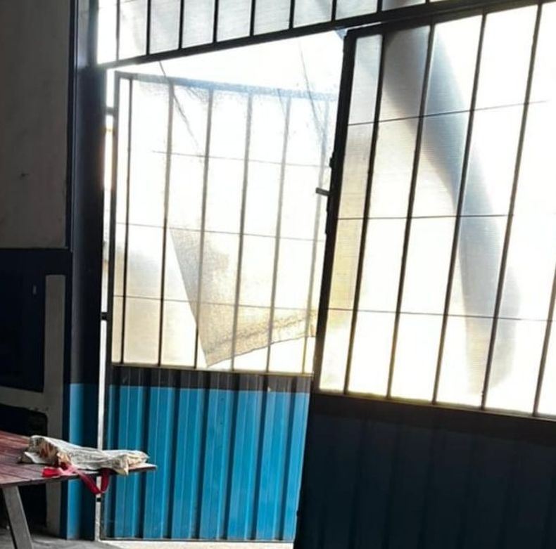 El sujeto está sospechado de forzar el portón de un taller mecánico en calle Carpani Costa donde sustrajo una motocicleta Honda Wave roja.