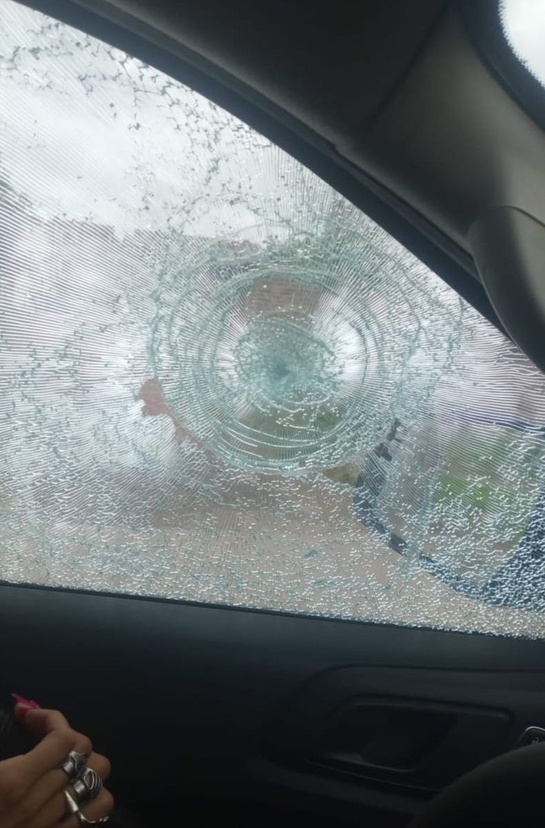La ventanilla del patrullero que rompió el sujeto acusado de protagonizar una serie de episodios delictivos en el barrio José Hernández y el complejo habitacional Virgen de Guadalupe.