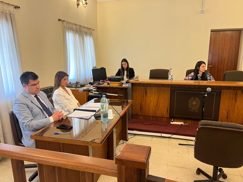El fiscal Germán Guidi y la instructora judicial Virginia Friguglietti desde el banquillo de la acusación presentaron las pruebas ante la jueza Marcela Santoro para sostener la imputación contra el sujeto procesado penalmente.