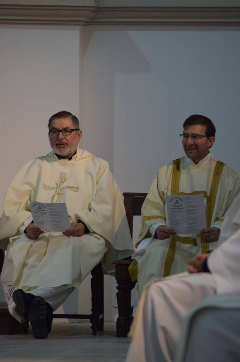 Micatrotta (el de la derecha) es pergaminense y desarrolla su labor pastoral junto al sacerdote Carlos Miri en la Parroquia Merced.