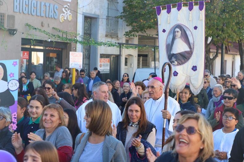 Monseñor Hugo Santiago participó de la procesión.