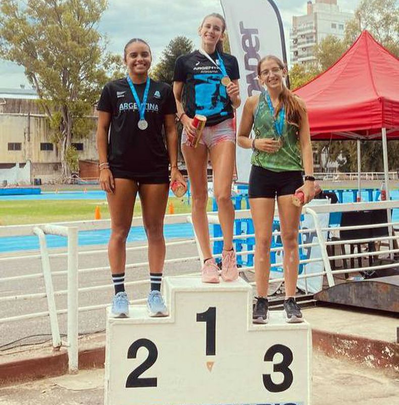 Morena Pugin en el segundo lugar del podio de salto triple.